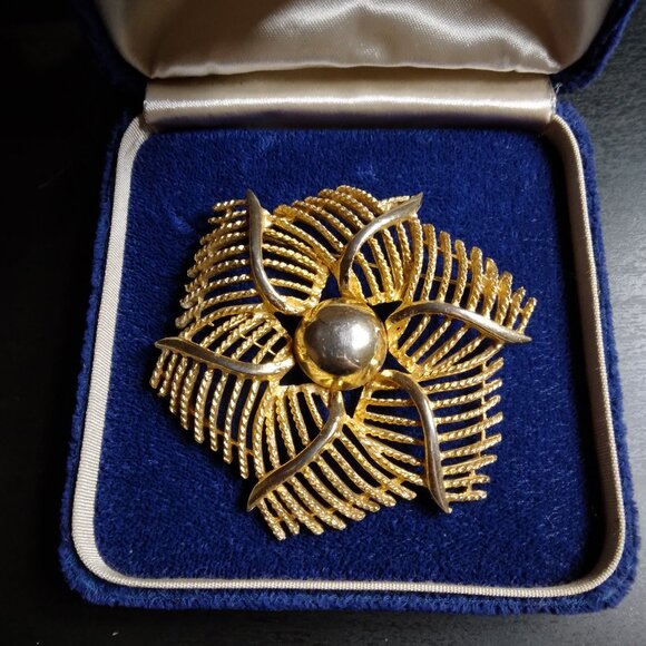 Vintage Jewelry - Large Pinwheel Brooch Gold Tone Metal Pin Collectible Fashion Art Deco Retro
